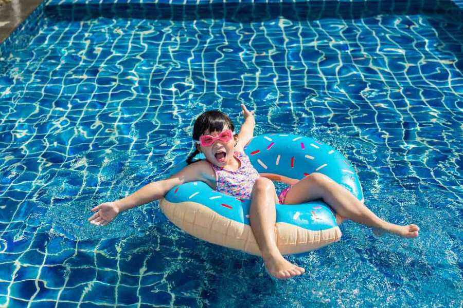 Berikut 5 Manfaat Aktivitas Berenang untuk si Kecil