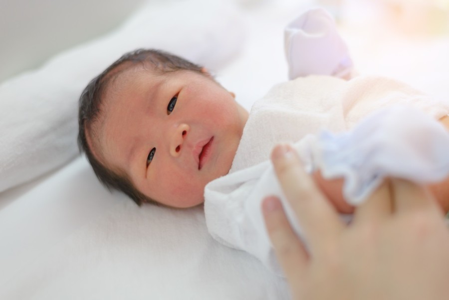9 Cara Membangunkan Bayi yang Tepat untuk Menyusui