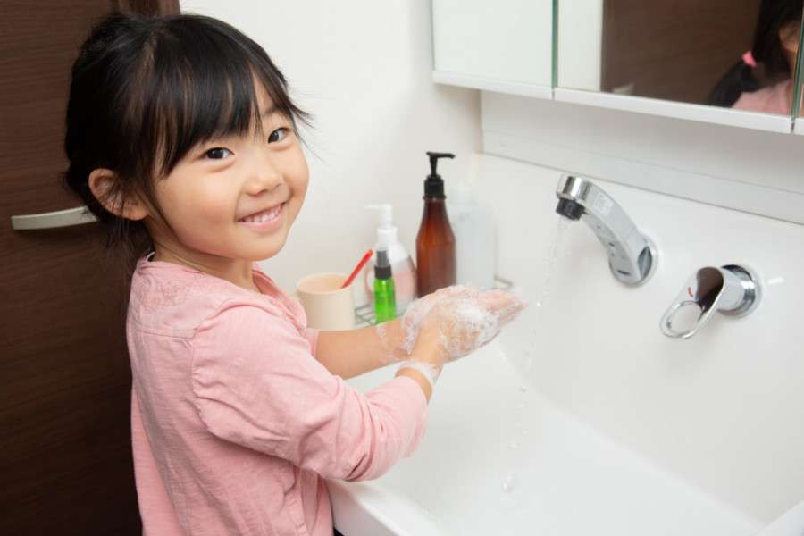 Yuk, Ajarkan Cara Mencuci Tangan yang Benar pada Anak