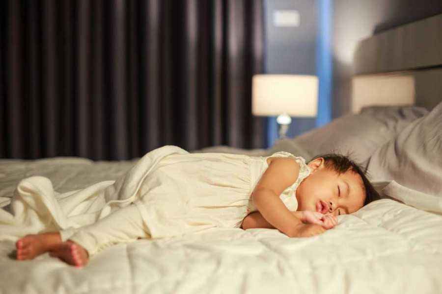 5 Tips agar Bayi Tidur Nyenyak [+Posisi Tidur Bayi yang Benar]