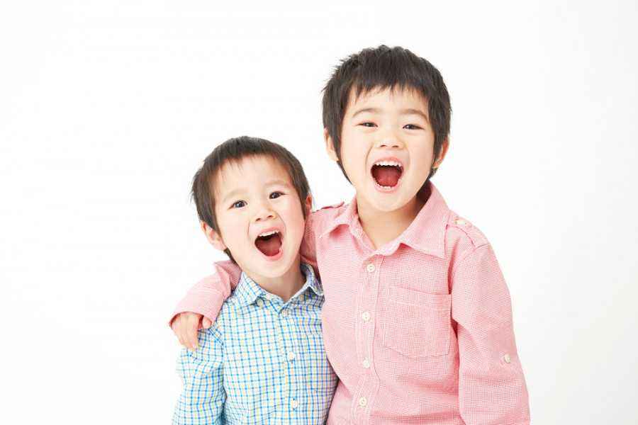 5 Manfaat Punya Adik Bagi Kesehatan Fisik dan Mental