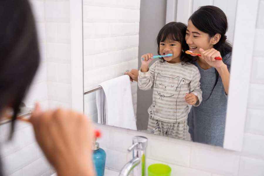 Biasakan si Kecil Menggosok Gigi Secara Rutin dengan 5 Trik Ini