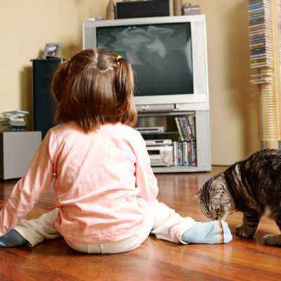 Bahaya Terlalu Banyak Menonton TV bagi Perkembangan Anak