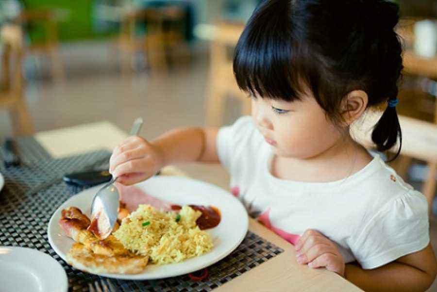 Jenis Makanan Tanpa Manfaat yang Perlu Dihindari Si Kecil