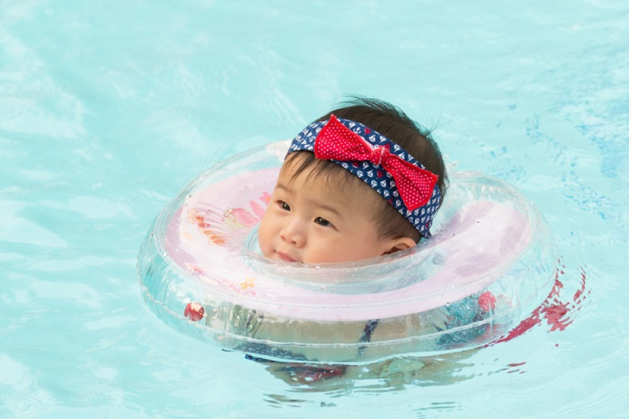 Bu, Simak Tips Memilih Jenis Pelampung Bayi yang Aman