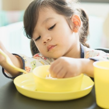 6 Cara Mengatasi Anak Susah Makan yang Patut Dicoba