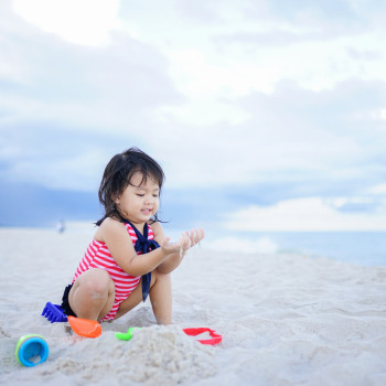 Optimalkan Kemampuan Motorik si Kecil dengan Liburan ke Pantai!