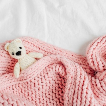 Amankah Bayi Tidur Tanpa Bantal? Cek Fakta Ini