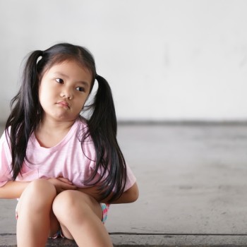 Bu, Ketahui 5 Kemungkinan Penyebab Sakit Perut pada Anak