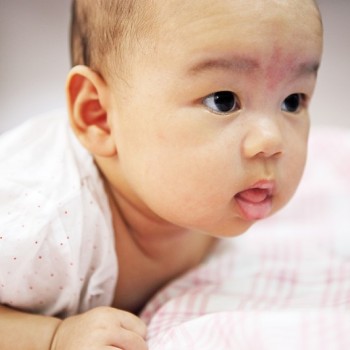 4 Cara Stimulasi Bayi Angkat Kepala dengan Baik
