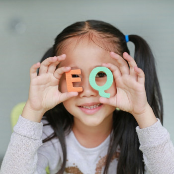 6 Tips Tingkatkan Kecerdasan Emosional pada Anak