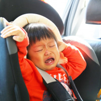4 Tips Menenangkan Si Kecil Menangis di Transportasi Umum