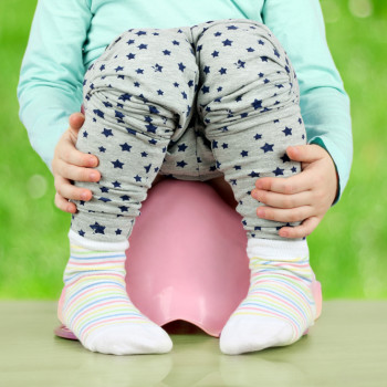 Optimalkan Toilet Training dengan Ajari si Kecil Berjongkok 