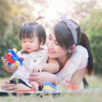 Ini 6 Mainan Edukasi Anak 1 Tahun dan Tips Memilihnya