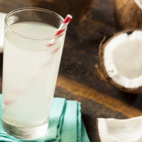Mitos dan Fakta Manfaat Air Kelapa untuk Ibu Hamil