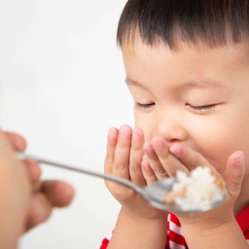 Anak 1 Tahun Susah Makan? Coba Atasi dengan 7 Cara Ini