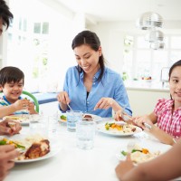 Mengasah Kemampuan Bicara Si Kecil Saat Makan Malam