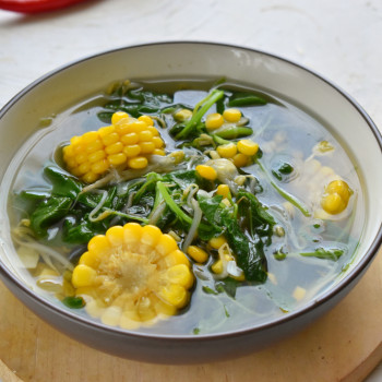 Bu, Ini Tips dan Cara Aman Masak Sayur Bayam untuk Anak