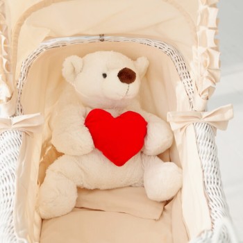 Tips Aman Mencegah Bayi Terjatuh dari Tempat Tidur