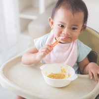 Bantu Si Kecil Belajar Makan Sendiri Sesuai Usianya