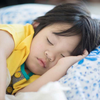 Tips Ajarkan Si Kecil Terbiasa Tidur Siang 