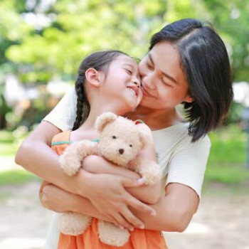 Afeksi adalah Kasih Sayang, Ini Manfaatnya Bagi Anak