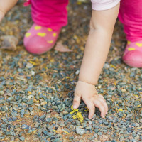 Tak Perlu Takut! Bermain Kotor Bermanfaat Bagi si Kecil