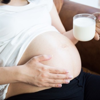 10 Manfaat Rutin Minum Susu Ibu Hamil yang Bagus