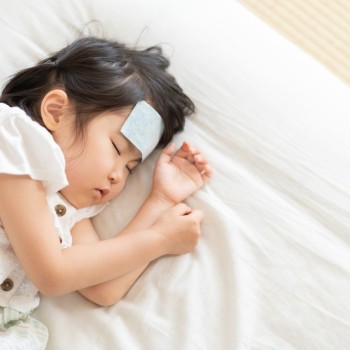 5 Cara Ampuh Menurunkan Demam pada Anak Secara Alami