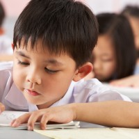 Mengenalkan Sistem Belajar di Sekolah pada si Kecil