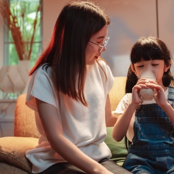 Bu, Ini Lho Manfaat Minum Susu Sebelum Tidur untuk Anak