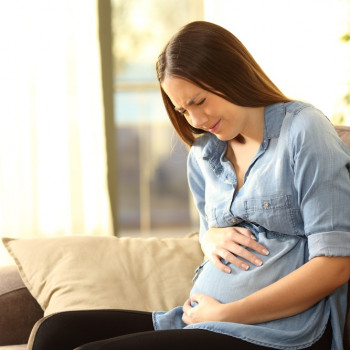 7 Cara Mengatasi Kram Perut Saat Hamil yang Tepat