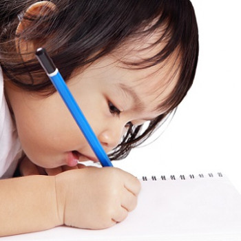 Mengajarkan si Kecil Menulis Sejak Dini, Ketahui Triknya