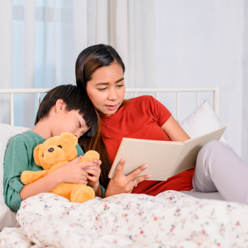 9 Manfaat Membacakan Cerita Anak Sebelum Tidur
