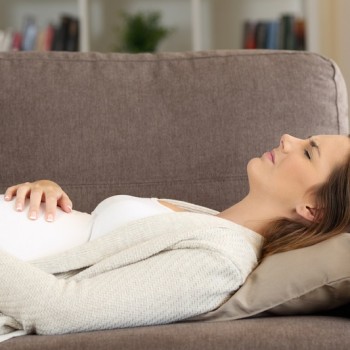 Susah Tidur Saat Hamil? Ini Penyebab dan Solusinya!
