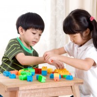 Si Kecil Pemalu? Atasi dengan Aktivitas Playdate Seru Ini!