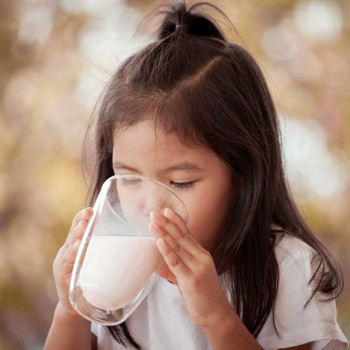 Kenali Penyebab & Tips Agar Anak Mau Minum Susu Anak