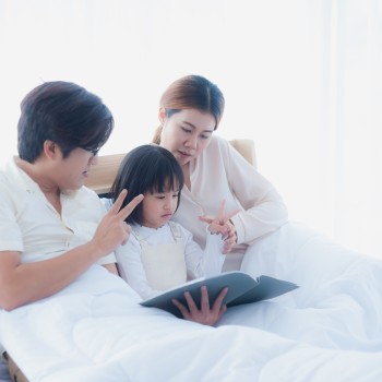 11 Alasan Mengapa Membacakan Dongeng Penting untuk Anak