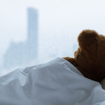 Bayi Tidur Miring, Bolehkah? Simak Penjelasan Lengkapnya