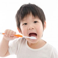 Benarkah Sikat Gigi Setelah Makan Merusak Gigi Anak?