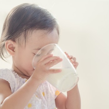 5 Manfaat Minum Susu Pertumbuhan untuk Si Kecil