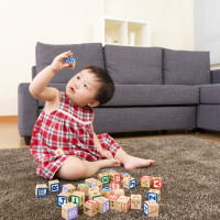 Bu, Ini Cara Meningkatkan Kemampuan Baca Anak dengan Mainan