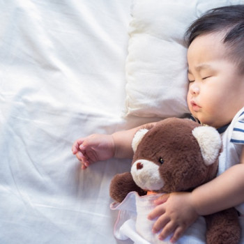 Bolehkah Bayi Tidur Miring? Simak Penjelasan dan Risikonya
