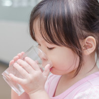 Manfaat Rutin Konsumsi Air Putih untuk Kesehatan Balita