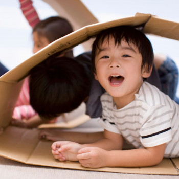 4 Jenis Permainan Anak Kecil yang Bisa Ibu Buat di Rumah