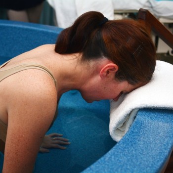 3 Hal Penting yang Perlu Ibu Ketahui dari Water Birth