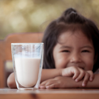 Bu, Ini Manfaat Susu untuk Pertumbuhan Gigi si Kecil