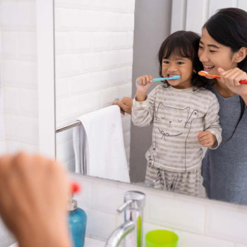 5 Cara Membiasakan Si Kecil Suka Gosok Gigi
