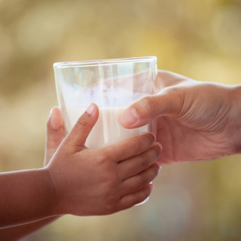 Rahasia Agar Bayi Suka Minum Susu, Ibu Wajib Tahu!