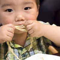 Si Kecil Suka Buang-Buang Makanan? Ini Solusinya!